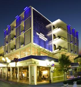 een gebouw met blauwe lichten erop bij Hotel Maremonti in Gabicce Mare