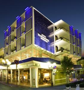 un bâtiment avec des lumières bleues au-dessus dans l'établissement Hotel Maremonti, à Gabicce Mare