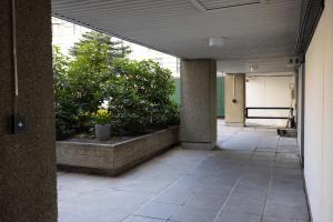 un pasillo vacío con plantas en un edificio en 2ndhomes Mikonkatu Apartment 6 en Helsinki