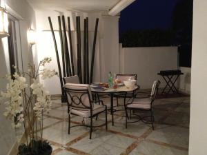 Zdjęcie z galerii obiektu STUNNING 175 m2 APARTMENT with TERRACE and JACUZZI w Marbelli