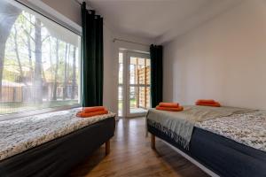 Posteľ alebo postele v izbe v ubytovaní Poddąbek Comfort I Apartamenty z tarasem na dachu, ogródkiem, basenem zewnętrznym i wewnętrznym, salą zabaw i animacjami