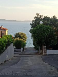 eine leere Straße mit Meerblick in der Unterkunft Boris in Kožino