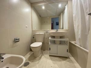 łazienka z toaletą, umywalką i lustrem w obiekcie Amazing sea views Amatista 10 w mieście Calpe