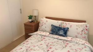 En eller flere senger på et rom på Charming 2-Bedrooms City Centre Apartment