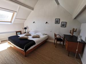 sypialnia z łóżkiem, biurkiem i oknem w obiekcie La P'tite Maison w mieście Bricqueville-sur-Mer +37 zdjęć