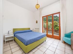 sypialnia z łóżkiem i oknem w obiekcie Marea Suite - De Vivo Realty Sorrento w Sorrento