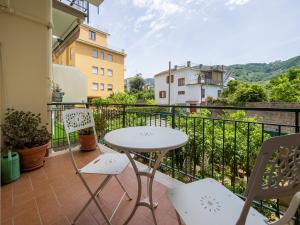 balkon ze stołem i krzesłami oraz widokiem w obiekcie Marea Suite - De Vivo Realty Sorrento w Sorrento