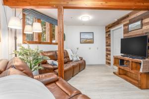 TV a/nebo společenská místnost v ubytování Cozy Tree & Ski House