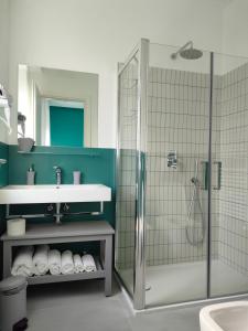 uma casa de banho com uma cabina de duche em vidro e um lavatório. em Maison Nanà em Sorrento