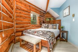 Postel nebo postele na pokoji v ubytování Cozy Tree & Ski House
