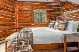 Postel nebo postele na pokoji v ubytování Cozy Tree & Ski House