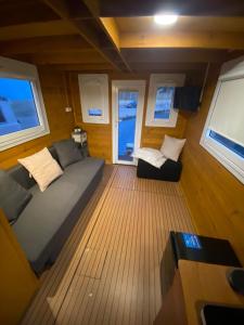 Habitación con cama y sofá en un barco en House boat R al Poetto 2 pax piu' 1, en Poetto