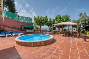 - un bain à remous sur une terrasse avec des tables et des chaises dans l'établissement La Vinya Pineda de Mar, à Pineda de Mar
