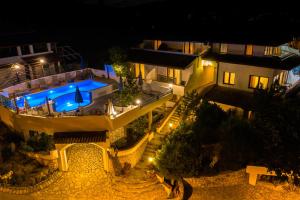 - une vue aérienne sur un bâtiment avec piscine la nuit dans l'établissement Bivalvia Apartments, à Ulcinj