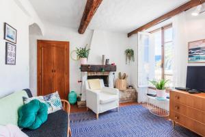 un salon avec un canapé, un fauteuil et une cheminée dans l'établissement CAP FERRAT VIEW II AP4296 by Riviera Holiday Homes, à Saint-Jean-Cap-Ferrat