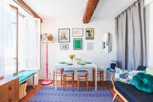 een woonkamer met een tafel en stoelen en een bank bij CAP FERRAT VIEW II AP4296 by Riviera Holiday Homes in Saint-Jean-Cap-Ferrat