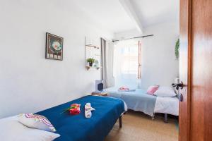 een slaapkamer met 2 bedden en een blauwe deken bij CAP FERRAT VIEW II AP4296 by Riviera Holiday Homes in Saint-Jean-Cap-Ferrat
