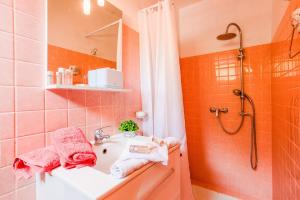 une salle de bain avec un lavabo et une douche dans l'établissement CAP FERRAT VIEW II AP4296 by Riviera Holiday Homes, à Saint-Jean-Cap-Ferrat 12 autres photos