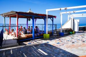 un grupo de personas en un barco en el agua en AdventureKeys Surf Yoga Cowork en Taghazout