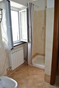 baño con lavabo y ducha con ventana en Villa Giovanna Apt. B, en Sestri Levante