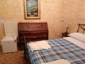a bedroom with a bed and a dresser at Villa Lembo in Agnone