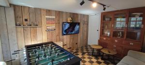 TV a/nebo společenská místnost v ubytování Villa Les Rosiers