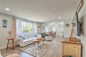 Χώρος καθιστικού στο Bike to Beach Centerville Home with Deck!