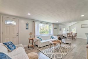 Χώρος καθιστικού στο Bike to Beach Centerville Home with Deck!