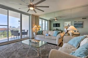 Posezení v ubytování High-Rise Destin Condo with Balcony and Pool View