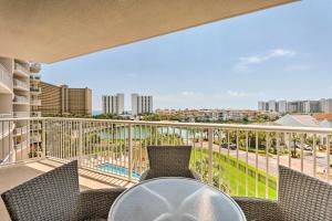Balkón nebo terasa v ubytování High-Rise Destin Condo with Balcony and Pool View