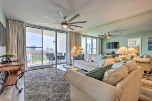 Posezení v ubytování High-Rise Destin Condo with Balcony and Pool View