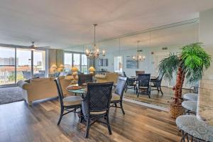 Posezení v ubytování High-Rise Destin Condo with Balcony and Pool View