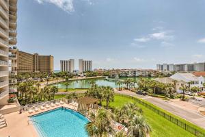 Bazén v ubytování High-Rise Destin Condo with Balcony and Pool View nebo v jeho okolí