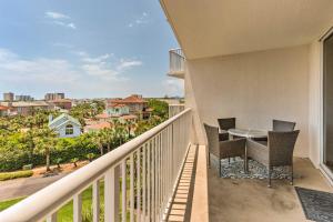 Balkón nebo terasa v ubytování High-Rise Destin Condo with Balcony and Pool View