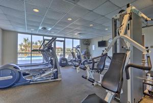 Fitness centrum a/nebo fitness zařízení v ubytování High-Rise Destin Condo with Balcony and Pool View