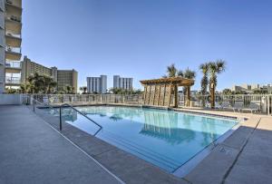 Bazén v ubytování High-Rise Destin Condo with Balcony and Pool View nebo v jeho okolí