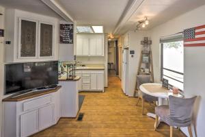 Nhà bếp/bếp nhỏ tại Cozy Lake Havasu City Home with Dock and Beach Access!