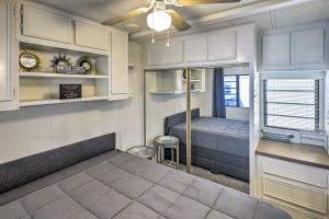 Двуетажно легло или двуетажни легла в стая в Lake Havasu City Home with Private Beach, Dock!
