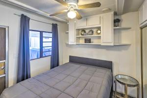 Un pat sau paturi într-o cameră la Lake Havasu City Home with Private Beach, Dock!