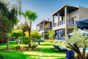 un complexe avec une cour agrémentée de chaises et d'arbres dans l'établissement Villas 95 Appart'Hôtel, à Marrakech