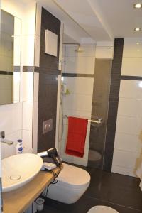 y baño con aseo, lavabo y ducha. en Apartment mit Meeresblick, en Binz