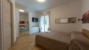 1 dormitorio con cama y ventana grande en Aria di Sale en Martinsicuro