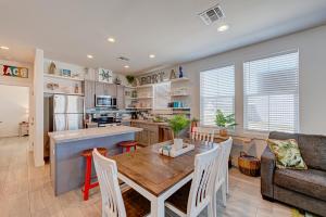 Gallery image of 5 Oclock Chateau MV2D in Port Aransas +80 photos