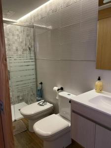 a bathroom with a toilet and a sink and a shower at Apartamento El Azul in Molina de Segura
