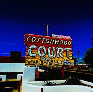 um sinal para uma coliseumountainounta em tribunal com televisão em Cottonwood Court Motel em Santa Fé
