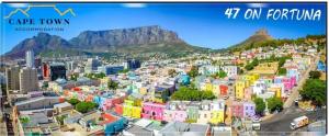 Blick auf eine Stadt mit einem Berg im Hintergrund in der Unterkunft Beautiful apartment in century city in Kapstadt