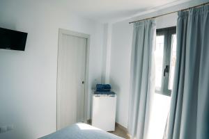 TV a/nebo společenská místnost v ubytování Hostal Brisas de Conil + 37 fotografií
