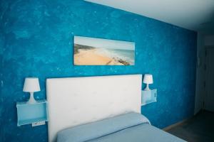 Postel nebo postele na pokoji v ubytování Hostal Brisas de Conil