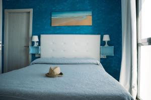 Postel nebo postele na pokoji v ubytování Hostal Brisas de Conil