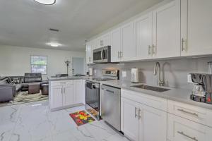 una gran cocina blanca con armarios y electrodomésticos blancos en Pet-Friendly Miami House about 8 Mi to Beaches!, en Miami